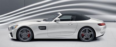 Sculpted to harness the wind
Top up or down, the long-hood proportions express the purity of a roadster with a clarity of purpose. From the Panamericana grille to an active rear spoiler, airflow under, over and into the body is managed with strategic brilliance. Every element contributes to performance, and conspires to seduce.