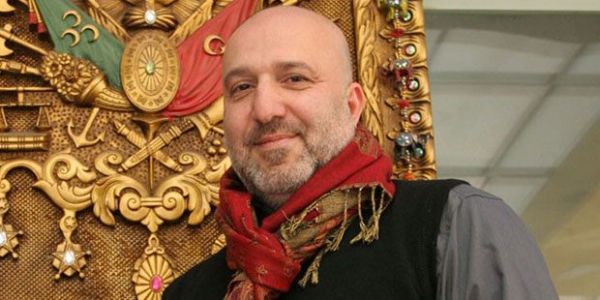 Bir talebesi İmam Şafii ile sert tartışır ve küser gider.
Akşam İmam onun evine gider.
Hocasını kapıda gören talebe şaşırır.
İmam Şafii
Evlâdım bizi birleştiren yüzlerce mesele varken bir mesele yüzünden niye ayrılalım.