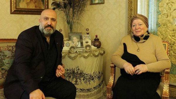 İbni Ömer (r.a.) rivayet ediyor:
En üstün îman, insanların senden emin olmasıdır. En üstün Müs­lümanlık, dilinden ve elinden insanların selâmette kalmasıdır. En üstün hicret, günahlardan kaçmadır. En üstün cihad, Allah yolunda şehid edilmen ve atının da boğazlanmasıdır. En üstün zühd, kalbinin sana verilenle huzur bulmasıdır. Allah'tan isteyeceğin en üstün di­lek, din ve dünya hakkında afiyet istemendir.