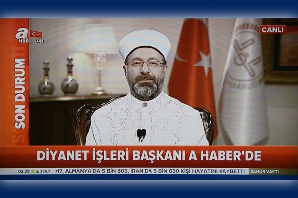 Diyanet İşleri Başkanı Prof. Dr. Ali Erbaş: “Salgının karşısında tedbir almak, sorumluluk bilincini yerine getirmektir”

Diyanet İşleri Başkanı Prof. Dr. Ali Erbaş, A Haber ekranlarından canlı olarak yayınlanan “Sahur Vakti” programına katıldı.

Başkan Erbaş, video konferans sistemiyle katıldığı programda, Gazeteci Hikmet Öztürk ve İstanbul Üniversitesi Öğretim Üyesi Prof. Dr. Ekrem Demirli’nin sorularını yanıtladı.

Ramazan ayı ve Başkanlığın bu ayda yürüttüğü hizmetlere ilişki değerlendirmelerde bulunan Başkan Erbaş, dünyanın karşı karşıya kaldığı koronavirüs salgının aynı zamanda da insanlar için bir imtihan olduğunu ifade ederek, “Şu an dünyada koronavirüs tedbiri alınmayan hiçbir ülke kalmadı. Bu bir imtihandır. Bu imtihanı bizler, Müminler olarak imani ilkelerimize sahip çıkarak, Allah’ın rahmetinden ümidinizi kesmeyiniz, emr-i ilahisine uyarak, tedbirlerimizi alarak, tevekkül ederek, ibadetlerimizle, dualarımızla inşallah atlatacağız” dedi.

Başkan Erbaş, yeryüzünü imar etmek için gönderilen insanın, yeryüzünü imar etmek yerine ifsadına sebep olacak; çevreyi kirletmesi, nimetleri israf etmesi, yeryüzünü, havayı, denizi kirletmesi gibi davranışlar içerisinde bulunmasının neticesinde dünyanın çeşitli musibetlerle karşı karşıya kaldığı değerlendirmesinde bulundu.

İslam’ın yeryüzünün dengesi bozulmasın diye gönderilen bir sistem olduğunu belirten Başkan Erbaş, “Bütün Peygamberler, İslam'ın bu özelliğini yerine getirmek üzere görevlendirilmişlerdir. Peygamberler dünyanın dengesini bozan şeylere engel olmaya çalışmıştır. Bugün bizler de, Peygamber efendimize gönül vermiş herkesin bu dengeyi muhafaza etmesi gerekiyor” ifadelerini kullandı.

“150 bine yakın hocamızla sorumluluğumuzu yerine getirmeye çalışıyoruz”

Başkan Erbaş, bu yıl Ramazan teması olarak, “Ramazan ve Sorumluluk Bilinci” başlığını belirlediklerini ifade ederek, şöyle devam etti:

“Sorumluluk bilinci bizim inancımızda çok önemlidir. Hepimiz mesul olduğumuz kitleden, ehlimizden ve çevremizden sorumluyuz. Bize verilen görevler ile ilgili sorumluluklarımız var. Her insan sorumluluk bilinci ile hareket ettiği zaman görevini yerine getirmiş olur. Müşahhas bir örnek verelim; bu salgını yaşadığımız süreçte ne diyoruz, herkes evinde kalsın, fiziksel mesafeyi dikkate alarak hayatını sürdürmeye çalışsın. Bu hastalığın bulaşması noktasında risk ortamı sürüyor, onun için herkes dikkatli olsun. İşte bu bir sorumluluk bilincidir. İbadetlerimize dikkat etmek, komşularımızla ilişkilerimizi en üst düzeyde tutma noktasında yapacağımız vazifelerimiz var. Peygamber Efendimiz buyuruyor ki, “Komşusu açken tok yatan bizden değildir” şu süreçte işini kaybeden, zor duruma, sıkıntıya düşen kardeşlerimiz var. Onlara sahip çıkma, yardımlaşma ve dayanışma noktasında; zekatımızla, fitremizle, sadakamızla bütün bu iyilikleri yaygınlaştırarak sorumluluk bilincimizi yerine getirmemiz gerekiyor. Bizler 150 bine yakın hocamızla bu sorumluluk bilincini hem kendimiz yerine getirmeye çalışıyoruz hem de muhatap kitlemize rehberlik etmeye çalışıyoruz. Ramazan ayı boyunca Diyanet TV ve Radyolarımızı bir mektep haline getirerek, özellikle dijital ortamı, sosyal medyayı kullanarak, diğer basın yayın organlarına destek vererek bu vazifemizi yerine getirmeye çalışıyoruz.”

“Kur’an-ı Kerim’in tilaveti bir ibadettir”

Ramazan ayının diğer 11 ay için Müslümanları adeta bir eğitime tabi tuttuğunu dile getiren Başkan Erbaş, “Ramazan ayı bir başlangıçtır. Ramazan ayından sonraki aylarda da aldığımız eğitimi, o nefis terbiyesini, o ibadet aşkını, o yardımlaşma ve iyilik yapma aşkını, bütün bunları diğer 11 aya yaymak amaçlıdır” dedi.

Başkan Erbaş, Kur’an-ı Kerim’in yüzünden okunmasının da bir ibadet olduğunun altını çizerek, “Kur'an'ın anlamını bilmeyen tilavet etmesin gibi bir anlayış çok tehlikeli, yanlış bir anlayıştır. Kur’an-ı Kerim’in tilaveti bir ibadettir. Anlamaya çalışmak da çok önemlidir. Biz bunu her zaman teşvik ediyoruz önemli olduğunu söylüyoruz” şeklinde konuştu.