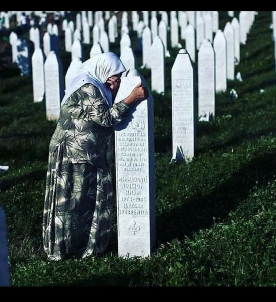 Masumiyet; Bosnalı bir çocuğun,
katliamda ölmeden önce annesine sorduğu soruda saklıydı:

‘Çocukları küçük kurşunla öldürürler değil mi anne?’
(Srebrenitsa Katliamı -8372 Boşnak Şehit edildi.)
#Srebrenica #srebrenitsa
